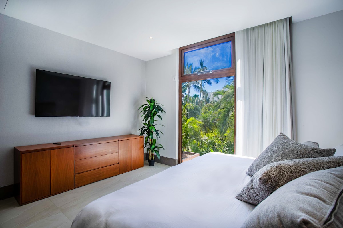 soba s velikim bračnim krevetom i samart TV-om 