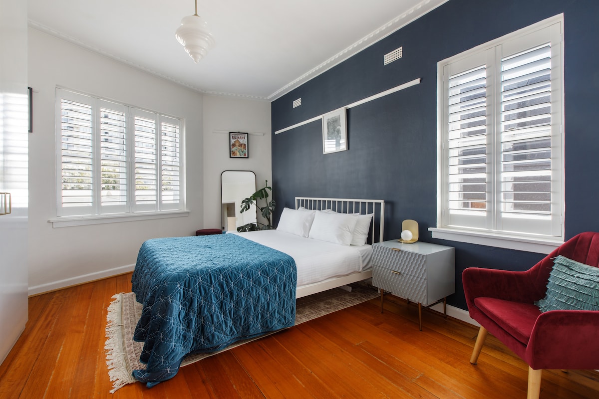 Საძინებლის დეკორზე აქცენტირებულია ლურჯი ფერის გასაოცარი კედელი და ოკეანის ლურჯი თეთრეული. Ნივთების ჩასალაგებლად და შესანახად ჩაშენებული კარადებია. 
