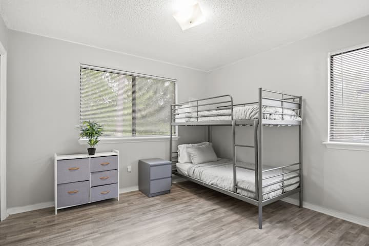 Втора спална соба 
- Сместувања за 2 возрасни лица или до 4 мали деца
- Двокреветна соба на спрат
- Плакар со средна големина
