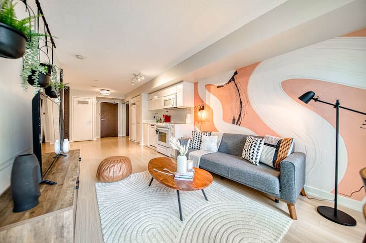 Mid Century Modern Utopia + Free Parking