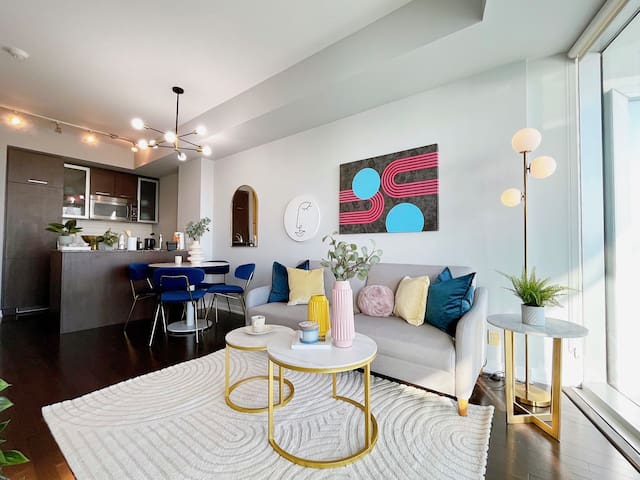 Color Burst Suite in DT with Free Parking
