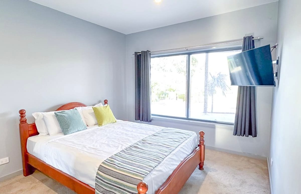 Kitanda cha Malkia Ghorofa ya chini