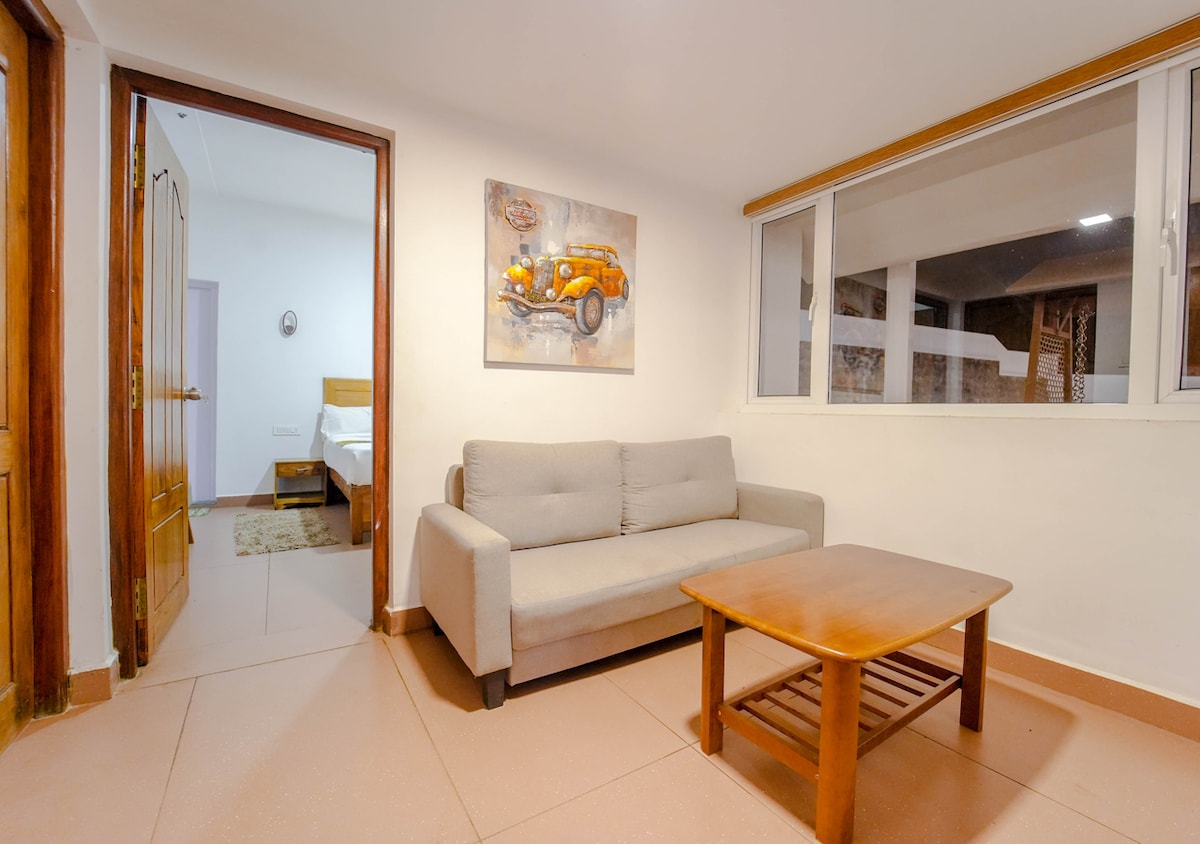 "Aty ku rehatia plotëson elegancën: Çlodhu, çlodhu dhe krijo kujtime në shenjtëroren tonë ftuese të dhomës së ndenjjes."