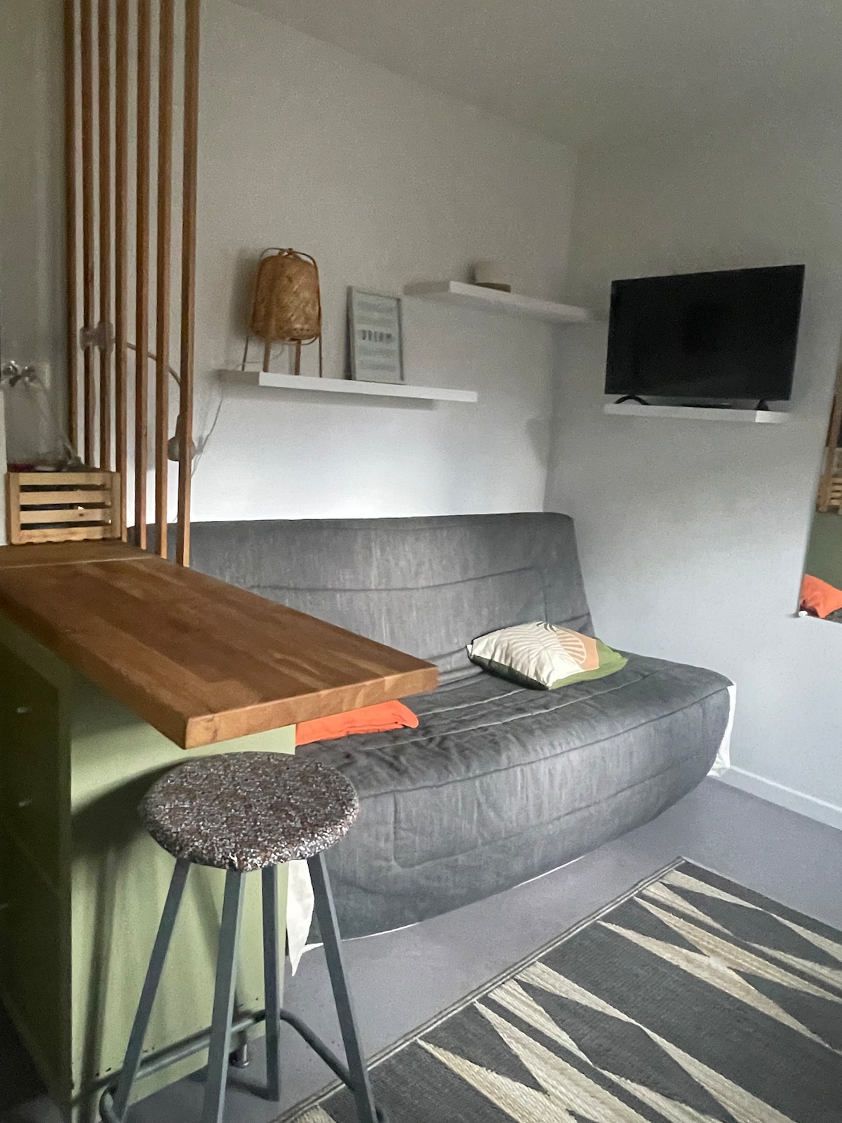 Top performing Airbnb: Studio with small outdoor area in Arcueil