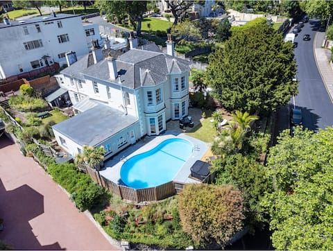 Villa with pool and hot tub next to the beach