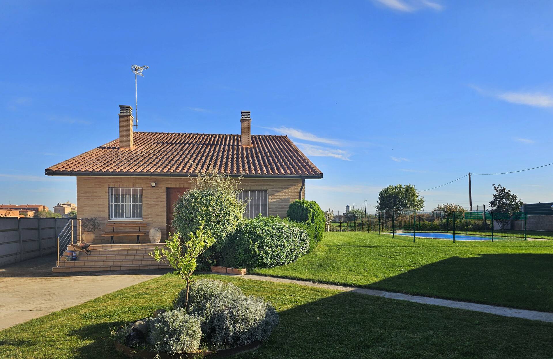 Complete house with 4 bedrooms and 2 bathrooms