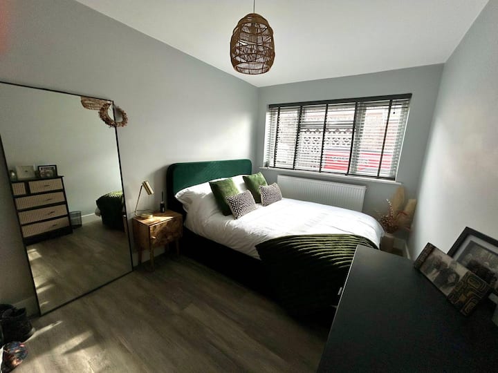 ห้องนอนขนาดคิงไซส์ชั้นล่าง (ห้องนอน 1)