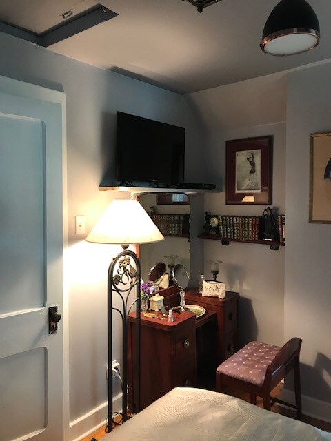 主卧配有带电视的化妆区