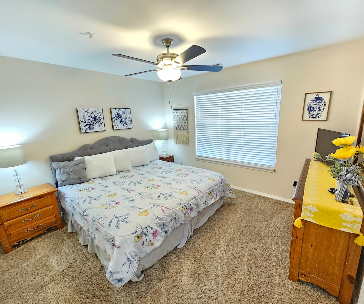 Dhomë gjumi e bollshme rezervë me dekor unik dhe paketë të plotë kabllore për t 'u shijuar nga krevati!