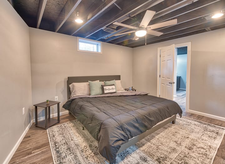 El dormitorio de abajo tiene una cama tamaño king y un futón que se convierte en una cama doble. También tiene baño completo