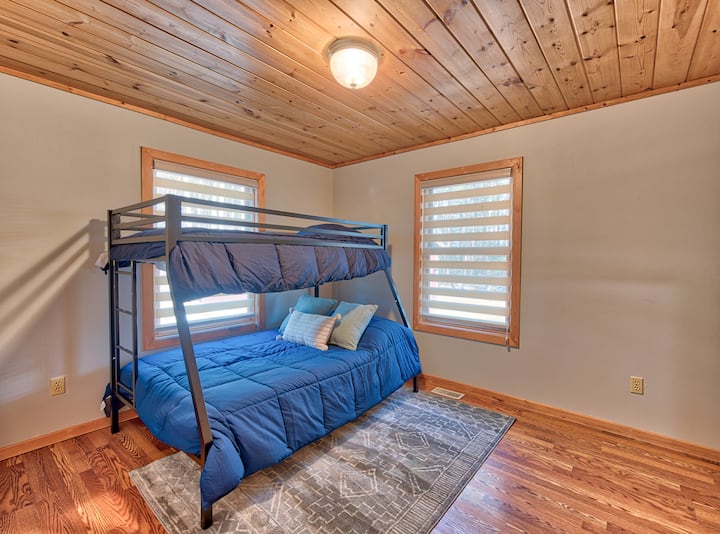 Las literas tienen una cama individual y un colchón completo.