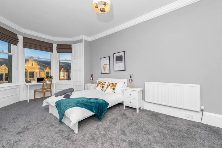 Newly Refurbished 3 bedroom flat gallery image 2