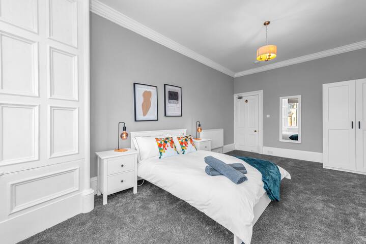 Newly Refurbished 3 bedroom flat gallery image 3