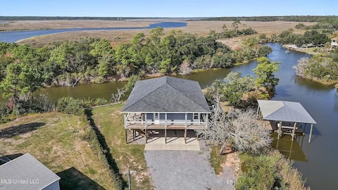 Waterfront 3BR/4BA • 2 Docks & Amazing Gulf Views