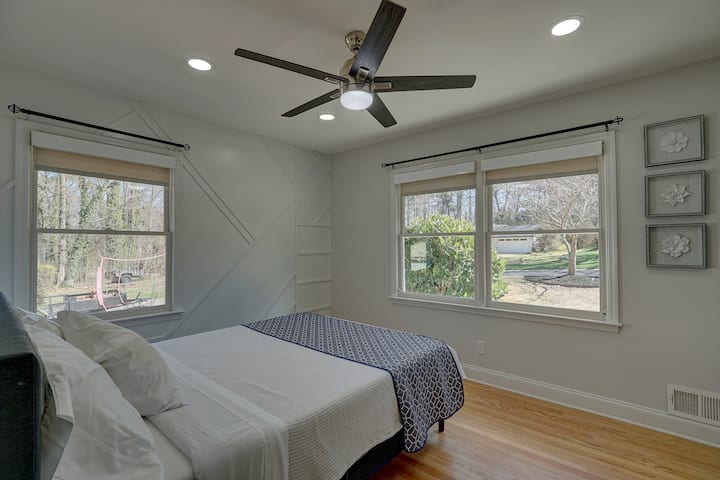 חדר שינה מס '2 עם קיר מותאם אישית. 