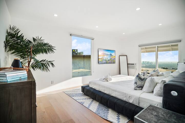 Stunning View Sunset Plaza Home gallery image 2