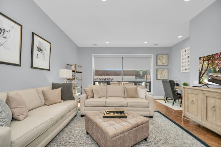 Modern & Spacious Flat With Private Parking - Chicago, IL