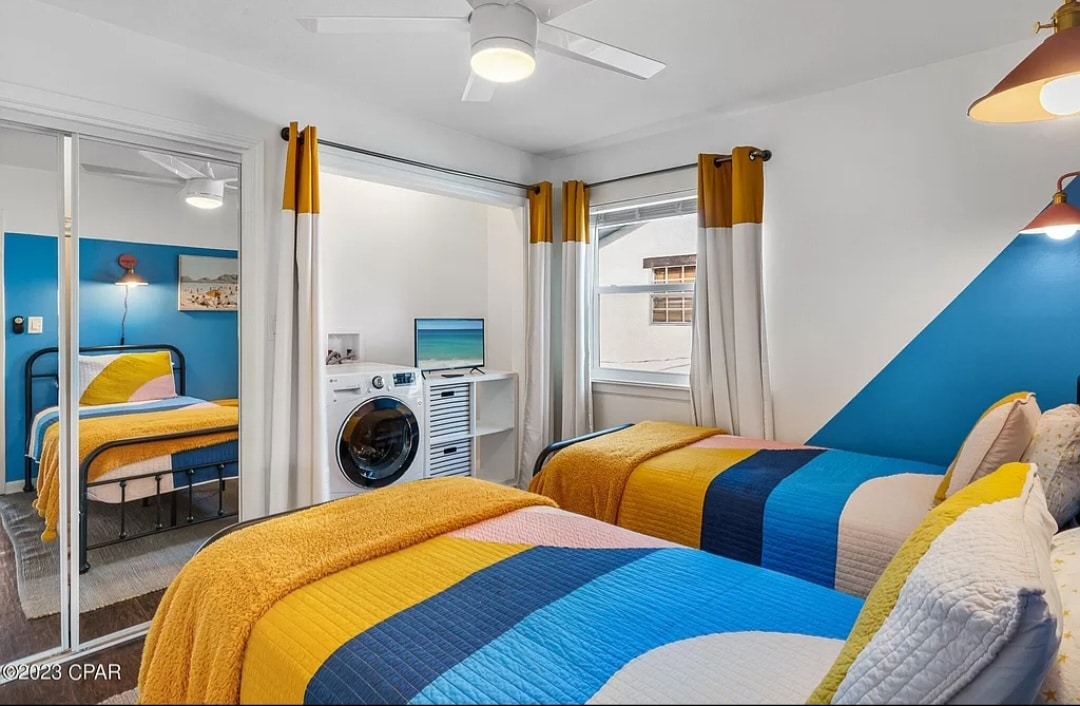 spálňa s dvoma oddelenými posteľami má na poschodí ďalšiu práčku