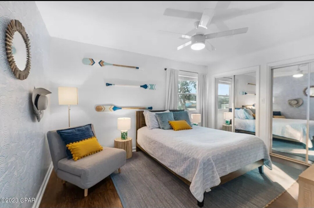 Spálňa na poschodí s matracom veľkosti queen
Stolička sa vysúva ako jeden spánok
