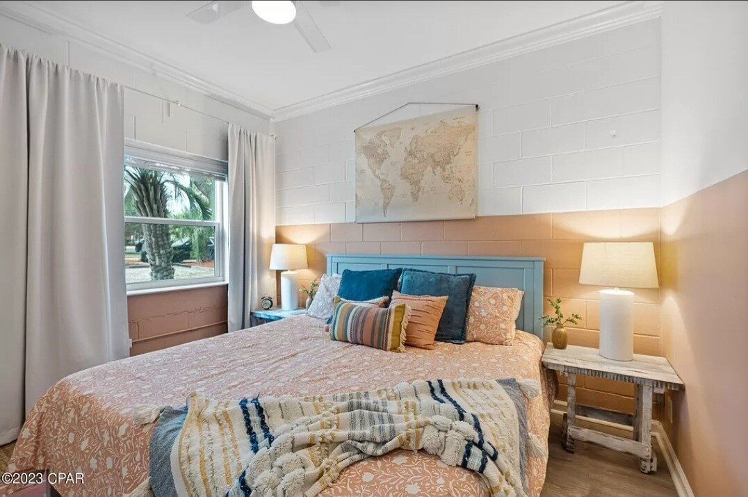 Veľká manželská posteľ v spálni na prízemí