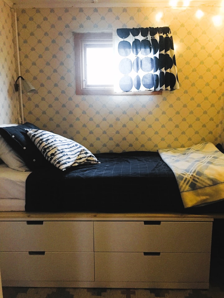 חדר שינה עם מיטת יחיד ומזרן נוסף.