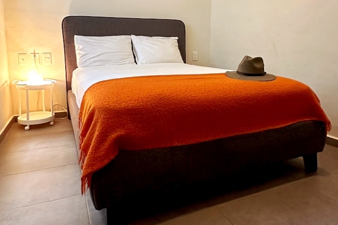 Втора спалня с двойно легло и дрешник.