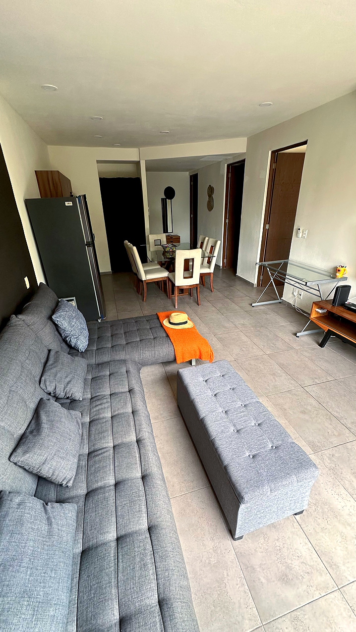 Удобна всекидневна с просторен диван, смарт телевизор, климатик