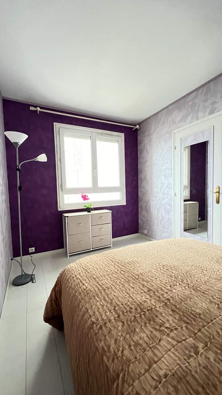 Chambre avec lit double 140*190cm pour 2 personnes et un matelas 90*200 cm (epaisseur 30 cm ) peut etre ajouté si besoin.