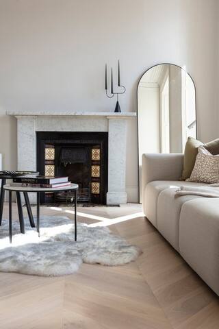 Stunning 3-Bed Castle Views in Historic Edinburgh gallery image 2