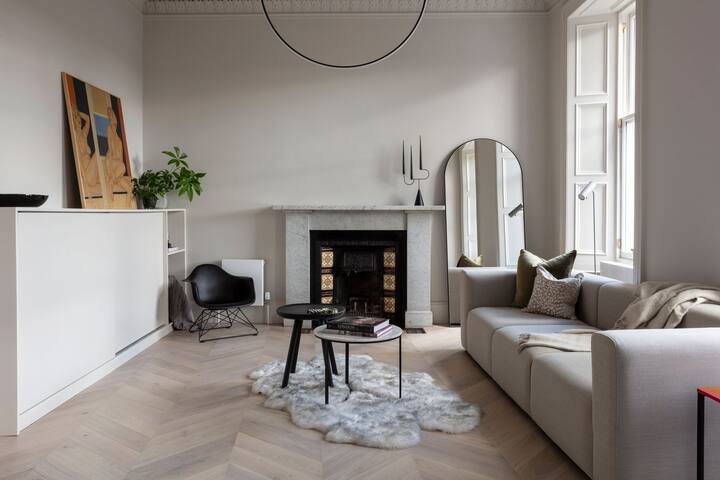 Stunning 3-Bed Castle Views in Historic Edinburgh gallery image 4