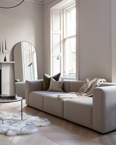 Stunning 3-Bed Castle Views in Historic Edinburgh gallery image 3