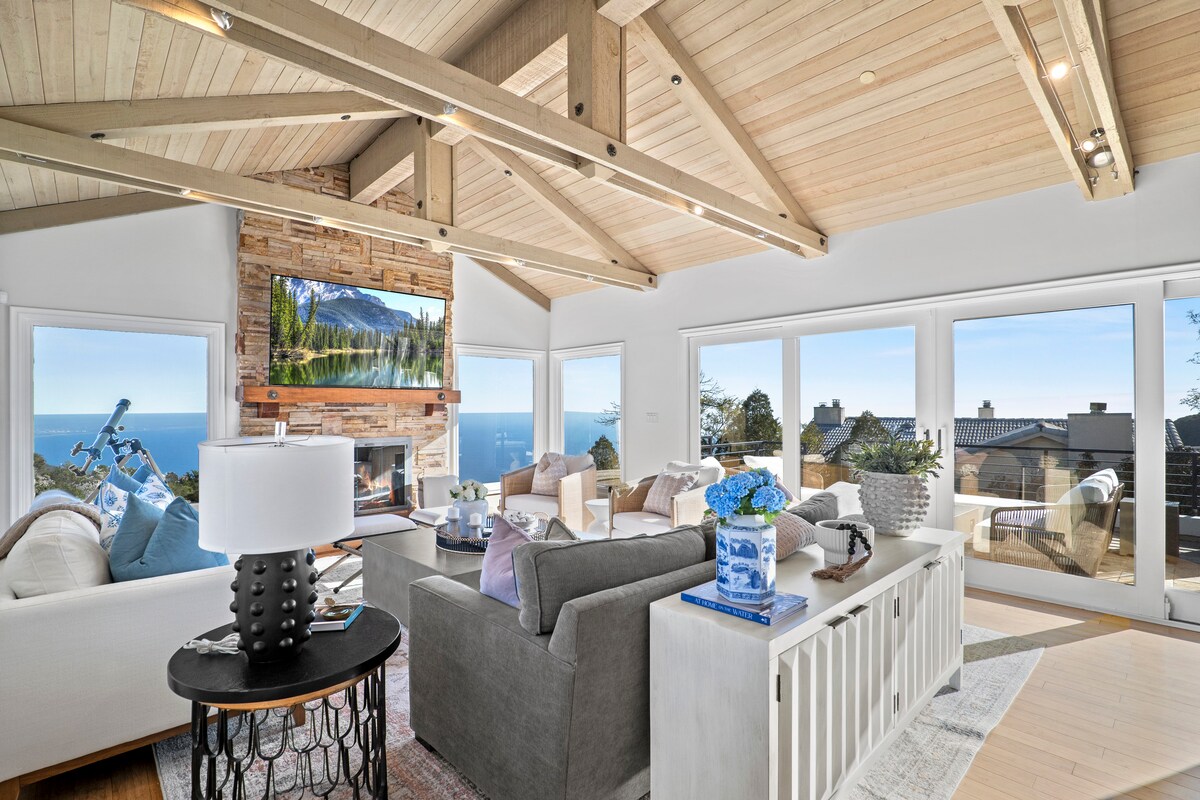 Geniet van 'Woonkamer 1', een naadloze mix van binnen- en buitenleven in The Malibu Cloud House. Deze ruimte harmoniseert een modern design met natuurlijke elementen en een uitgestrekt uitzicht op de oceaan, versterkt door grote ramen en een hooggeworteld plafond.
