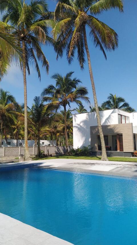 Beautiful oceanfront home! In Cojimies