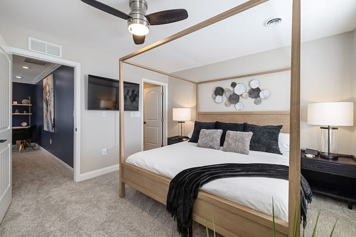 Notre chambre principale offre un lit King Size et un matelas de luxe avec salle de bain privée avec salle de bain complète et télévision connectée Samsung 50".