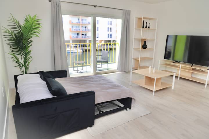 1 Br With Kitchen, Free Parking Close To Beach! - North Miami, FL