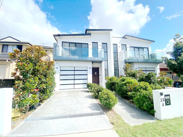 4Bed4Bath Modern Home Near Train Station