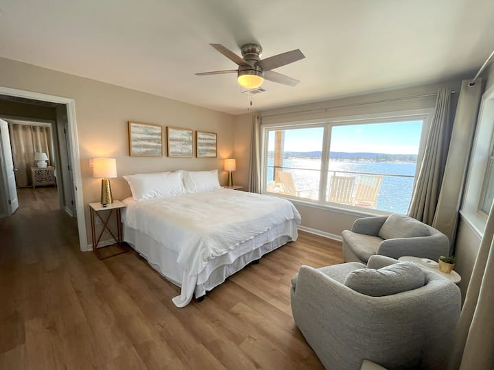 Upstairs king suite with seating area
