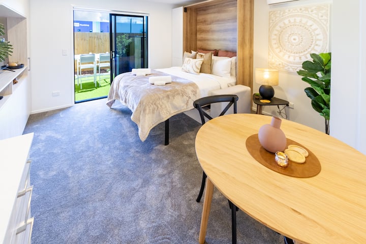 Central Oasis: Charming Studio With Backyard - Christchurch