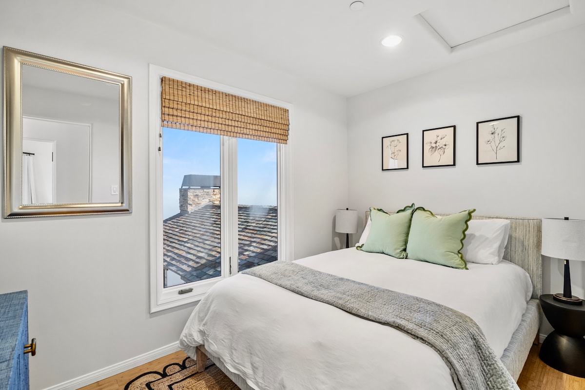 חדר שינה מלא למעלה בבית הראשי!