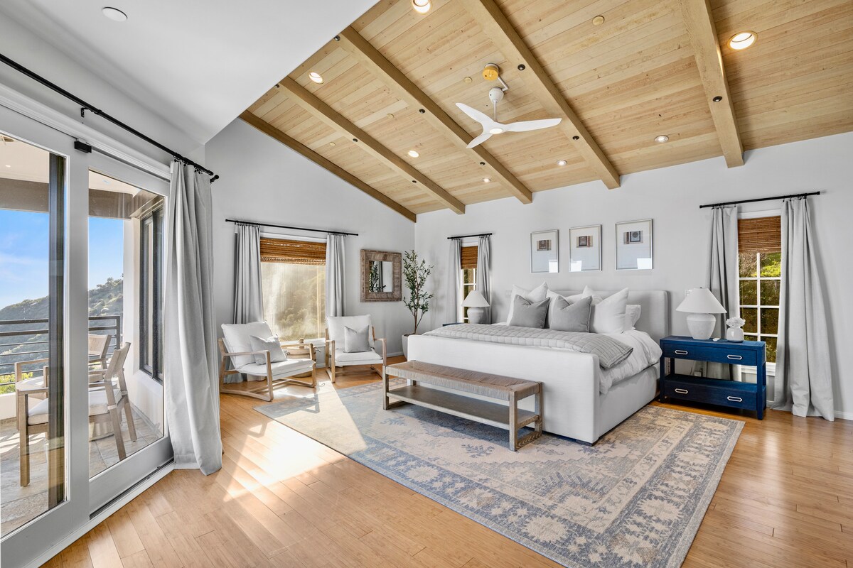 חדר שינה ראשי למעלה בבית הראשי עם נוף מדהים לאוקיינוס, חדר ארונות, מרפסת פרטית, חדר רחצה צמוד, טלוויזיה, שולחן/מדפסת ולול מתקפל זמינים!