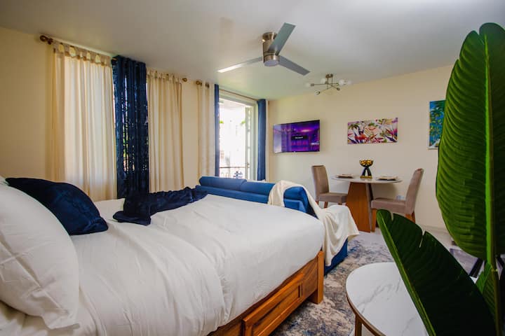 [SPÁLŇA] – MANŽELSKÁ POSTEĽ, 55-PALCOVÁ SMART TV, MATRAC S VRCHNÝM VANKÚŠOM, EGYPTSKÁ BIELIZEŇ.