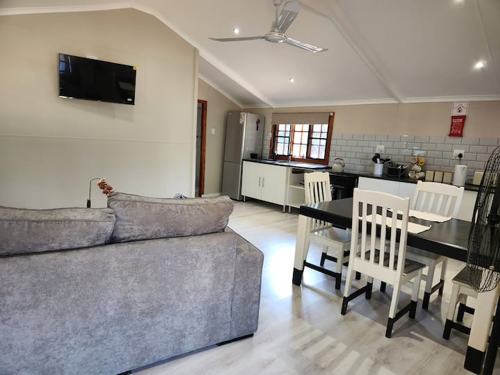 Modern Log Cabin Close To Zebula & Mabula Lodges - Bela-Bela