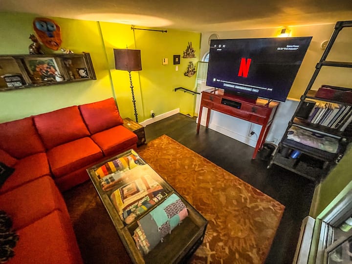 La zona elevada también cuenta con un televisor inteligente de 65 pulgadas con todos los servicios de streaming.