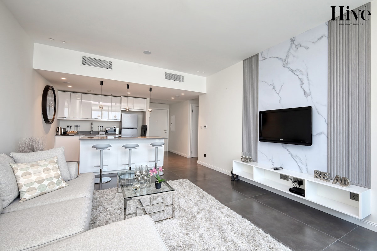 Top performing Airbnb: Luxury 1 Bed Apt in Golf Views in Al Thanyah Third