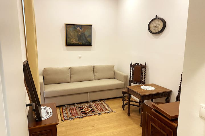 1. Izba s rozkladacím gaučom (manželská posteľ)