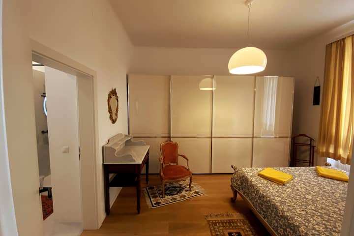 Apartmán: veľká manželská posteľ s veľkým šatníkom a vlastnou kúpeľňou