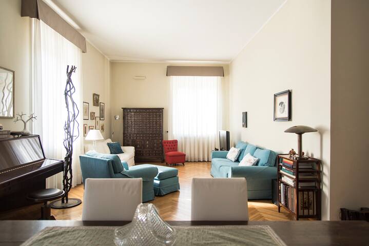 [BRERA] Luxurious Elegant Bright Suite Downtown gallery image 3