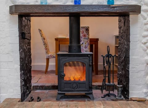 Successful Airbnb property: Cosy Cottage, Dog friendly, Holt in Holt