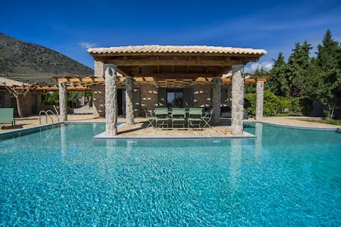 Villa Aoidi: Luxury Villa with pool (8 Guests)