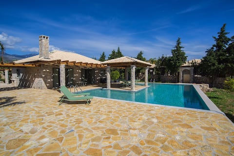 Villa Aoidi: Luxury Villa with pool (8 Guests)